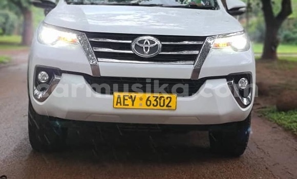 Nunua Ilio tumika Toyota Fortuner Nyeupe Gari ndani ya Alexandra Park nchini Harare