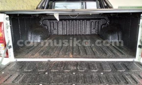 Buy Used Toyota Hilux White Car in Beitbridge in Matabeleland South Buy Used Toyota Hilux White Car in Beitbridge in Matabeleland South