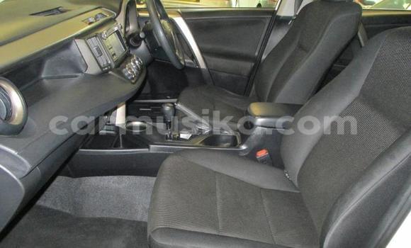 Acheter Occasion Voiture Toyota RAV4 Blanc à Beitbridge, Matabeleland South Acheter Occasion Voiture Toyota RAV4 Blanc à Beitbridge, Matabeleland South