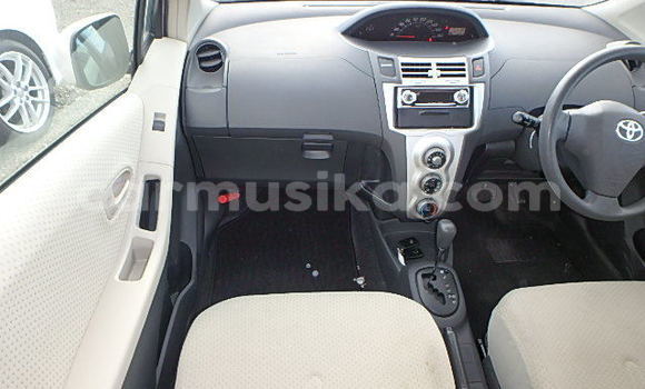 Acheter Occasion Voiture Toyota Vitz Gris à Beitbridge, Matabeleland South Acheter Occasion Voiture Toyota Vitz Gris à Beitbridge, Matabeleland South