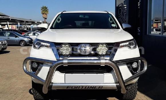 Nunua Ilio tumika Toyota Fortuner Nyeupe Gari ndani ya Beitbridge nchini Matabeleland Kusini