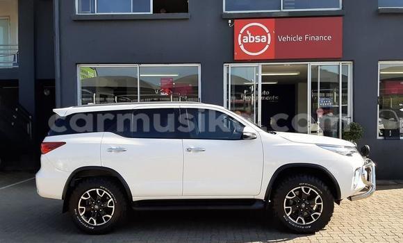 Nunua Ilio tumika Toyota Fortuner Nyeupe Gari ndani ya Beitbridge nchini Matabeleland Kusini Nunua Ilio tumika Toyota Fortuner Nyeupe Gari ndani ya Beitbridge nchini Matabeleland Kusini