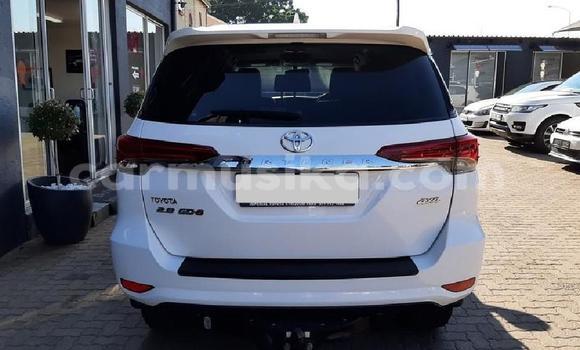 Nunua Ilio tumika Toyota Fortuner Nyeupe Gari ndani ya Beitbridge nchini Matabeleland Kusini Nunua Ilio tumika Toyota Fortuner Nyeupe Gari ndani ya Beitbridge nchini Matabeleland Kusini