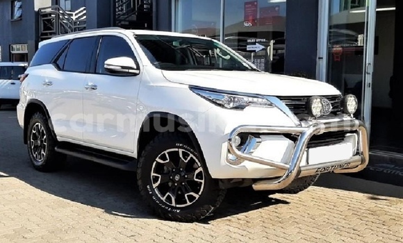 Nunua Ilio tumika Toyota Fortuner Nyeupe Gari ndani ya Beitbridge nchini Matabeleland Kusini Nunua Ilio tumika Toyota Fortuner Nyeupe Gari ndani ya Beitbridge nchini Matabeleland Kusini