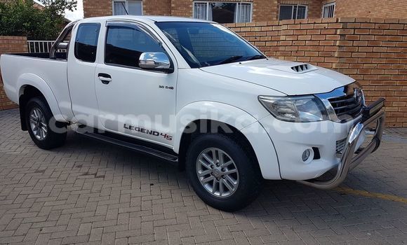 Tenga Tsaru Toyota Hilux Chena Mota in Beitbridge in Matabeleland South