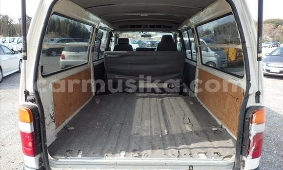 Buy Used Toyota Hiace White Car in Beitbridge in Matabeleland South Buy Used Toyota Hiace White Car in Beitbridge in Matabeleland South