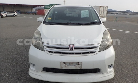 Buy Used Toyota ISis White Car in Beitbridge in Matabeleland South Buy Used Toyota ISis White Car in Beitbridge in Matabeleland South