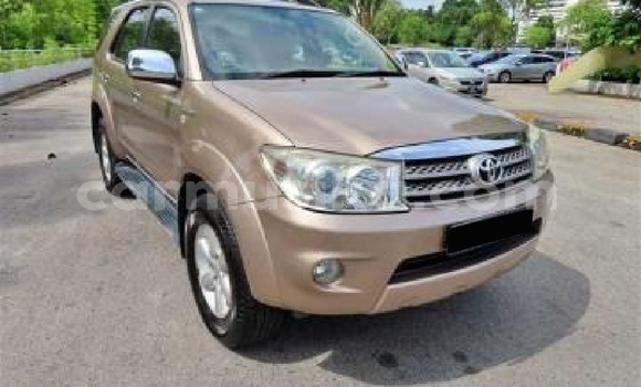 Nunua Ilio tumika Toyota Fortuner Beige Gari ndani ya Beitbridge nchini Matabeleland Kusini Nunua Ilio tumika Toyota Fortuner Beige Gari ndani ya Beitbridge nchini Matabeleland Kusini