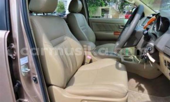 Nunua Ilio tumika Toyota Fortuner Beige Gari ndani ya Beitbridge nchini Matabeleland Kusini Nunua Ilio tumika Toyota Fortuner Beige Gari ndani ya Beitbridge nchini Matabeleland Kusini