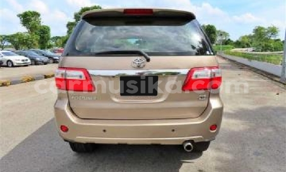 Nunua Ilio tumika Toyota Fortuner Beige Gari ndani ya Beitbridge nchini Matabeleland Kusini Nunua Ilio tumika Toyota Fortuner Beige Gari ndani ya Beitbridge nchini Matabeleland Kusini