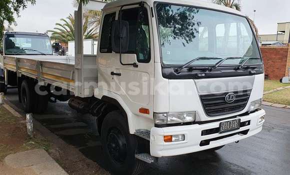 Nunua Ilio tumika Nissan UD Nyeupe Lori ndani ya Beitbridge nchini Matabeleland Kusini