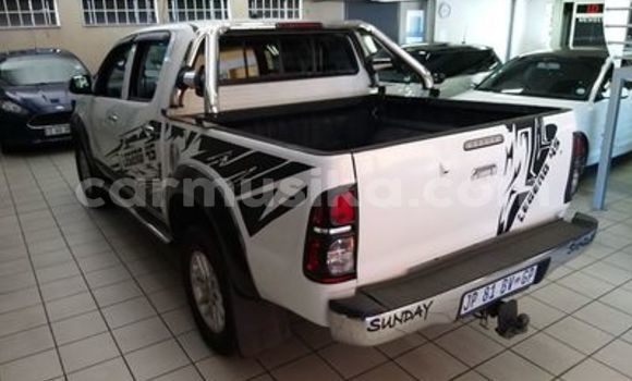 Buy Used Toyota Hilux White Car in Beitbridge in Matabeleland South Buy Used Toyota Hilux White Car in Beitbridge in Matabeleland South