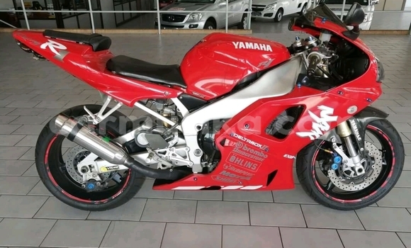 Nunua Ilio tumika Yo-mobile E-Krossover Nyekundu Gari ndani ya Beitbridge nchini Matabeleland Kusini