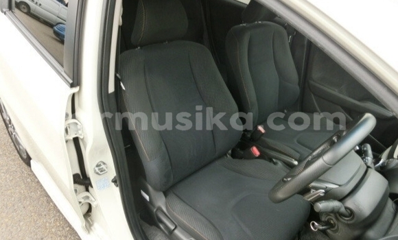 Buy Used Honda Fit White Car in Beitbridge in Matabeleland South Buy Used Honda Fit White Car in Beitbridge in Matabeleland South