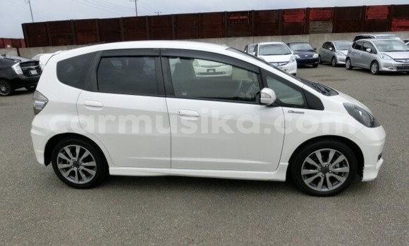 Buy Used Honda Fit White Car in Beitbridge in Matabeleland South Buy Used Honda Fit White Car in Beitbridge in Matabeleland South