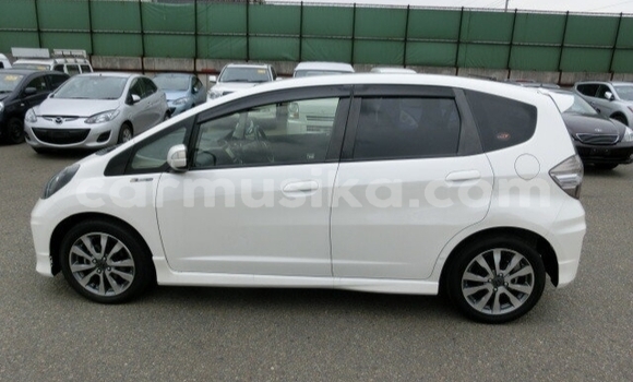 Buy Used Honda Fit White Car in Beitbridge in Matabeleland South Buy Used Honda Fit White Car in Beitbridge in Matabeleland South