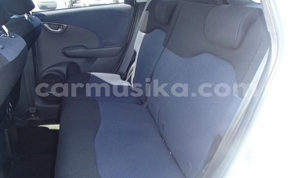 Acheter Occasion Voiture Honda Fit Blanc à Beitbridge, Matabeleland South Acheter Occasion Voiture Honda Fit Blanc à Beitbridge, Matabeleland South