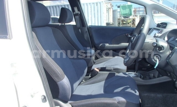 Acheter Occasion Voiture Honda Fit Blanc à Beitbridge, Matabeleland South Acheter Occasion Voiture Honda Fit Blanc à Beitbridge, Matabeleland South