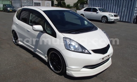 Acheter Occasion Voiture Honda Fit Blanc à Beitbridge, Matabeleland South Acheter Occasion Voiture Honda Fit Blanc à Beitbridge, Matabeleland South