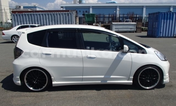 Acheter Occasion Voiture Honda Fit Blanc à Beitbridge, Matabeleland South Acheter Occasion Voiture Honda Fit Blanc à Beitbridge, Matabeleland South