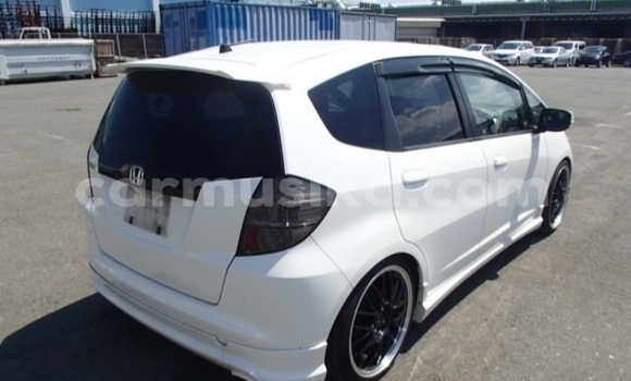 Acheter Occasion Voiture Honda Fit Blanc à Beitbridge, Matabeleland South Acheter Occasion Voiture Honda Fit Blanc à Beitbridge, Matabeleland South