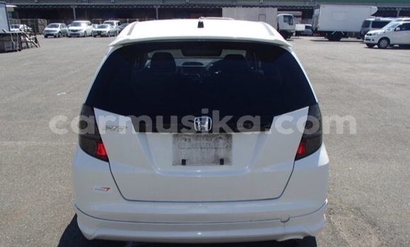Acheter Occasion Voiture Honda Fit Blanc à Beitbridge, Matabeleland South Acheter Occasion Voiture Honda Fit Blanc à Beitbridge, Matabeleland South
