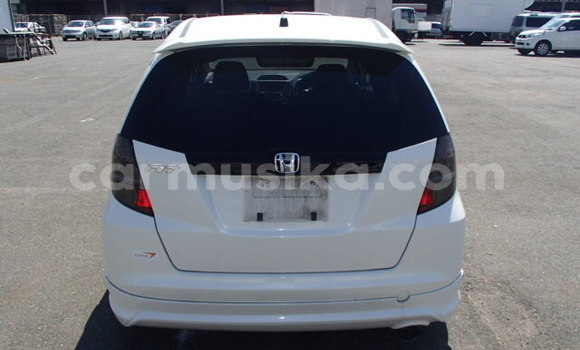 Buy Used Honda Fit White Car in Beitbridge in Matabeleland South Buy Used Honda Fit White Car in Beitbridge in Matabeleland South