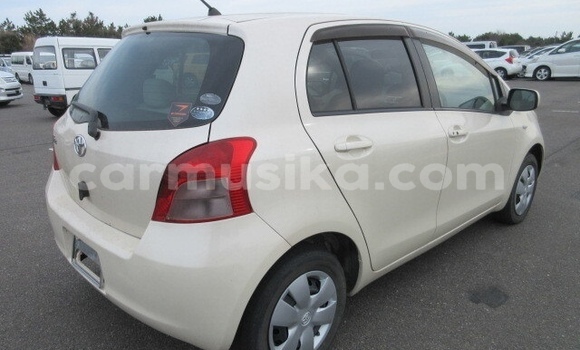 Acheter Occasion Voiture Toyota Vitz Blanc à Beitbridge, Matabeleland South Acheter Occasion Voiture Toyota Vitz Blanc à Beitbridge, Matabeleland South