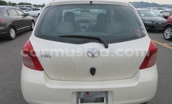 Acheter Occasion Voiture Toyota Vitz Blanc à Beitbridge, Matabeleland South Acheter Occasion Voiture Toyota Vitz Blanc à Beitbridge, Matabeleland South