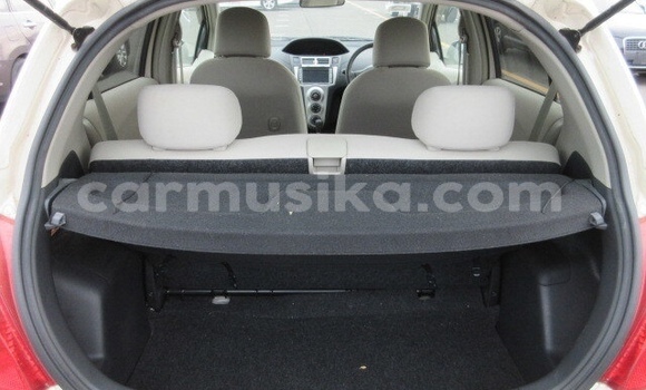 Acheter Occasion Voiture Toyota Vitz Blanc à Beitbridge, Matabeleland South Acheter Occasion Voiture Toyota Vitz Blanc à Beitbridge, Matabeleland South