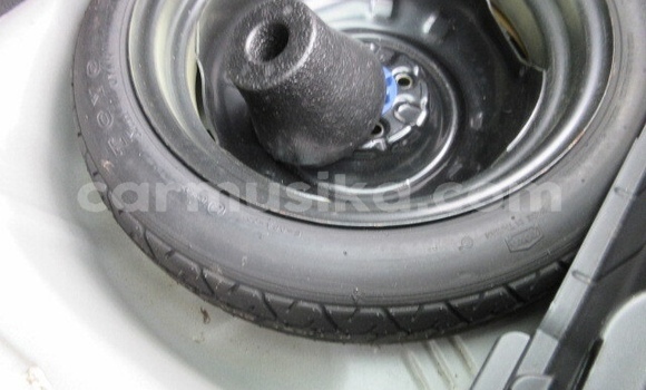 Acheter Occasion Voiture Toyota Vitz Blanc à Beitbridge, Matabeleland South Acheter Occasion Voiture Toyota Vitz Blanc à Beitbridge, Matabeleland South