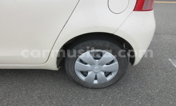Acheter Occasion Voiture Toyota Vitz Blanc à Beitbridge, Matabeleland South Acheter Occasion Voiture Toyota Vitz Blanc à Beitbridge, Matabeleland South