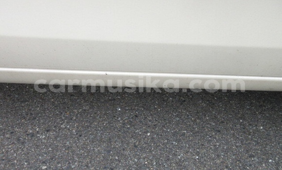 Acheter Occasion Voiture Toyota Vitz Blanc à Beitbridge, Matabeleland South Acheter Occasion Voiture Toyota Vitz Blanc à Beitbridge, Matabeleland South