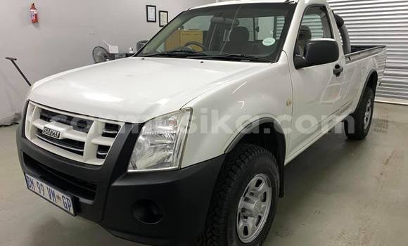 Buy Used Isuzu Axiom White Car in Beitbridge in Matabeleland South
