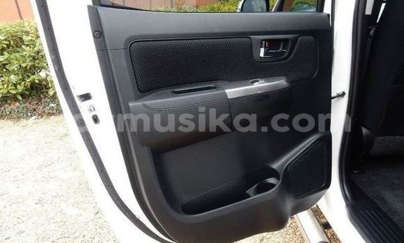 Tenga Tsaru Toyota Hilux Chena Mota in Harare in Harare Tenga Tsaru Toyota Hilux Chena Mota in Harare in Harare