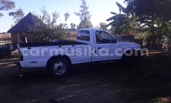 Nunua Ilio tumika Ford E 150 Cargo Van Nyeupe Lori ndani ya Chegutu nchini Mashonaland West