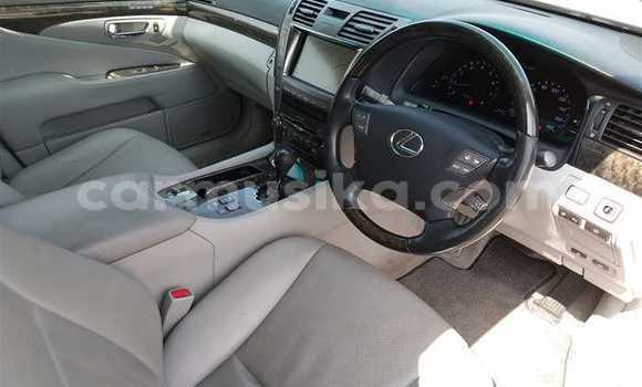 Nunua Ilio tumika Lexus LS Fedha Gari ndani ya Beitbridge nchini Matabeleland Kusini Nunua Ilio tumika Lexus LS Fedha Gari ndani ya Beitbridge nchini Matabeleland Kusini