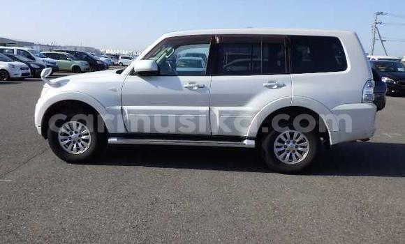 Acheter Occasion Voiture Mitsubishi Pajero Blanc à Beitbridge, Matabeleland South Acheter Occasion Voiture Mitsubishi Pajero Blanc à Beitbridge, Matabeleland South