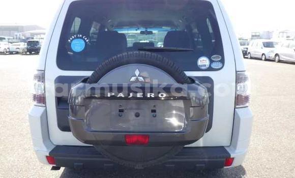 Acheter Occasion Voiture Mitsubishi Pajero Blanc à Beitbridge, Matabeleland South Acheter Occasion Voiture Mitsubishi Pajero Blanc à Beitbridge, Matabeleland South