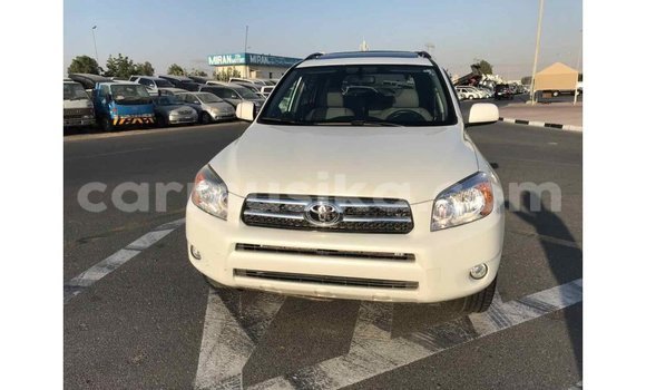 Nunua Imported Toyota HiAce Nyeupe Lori ndani ya Import - Dubai nchini Harare