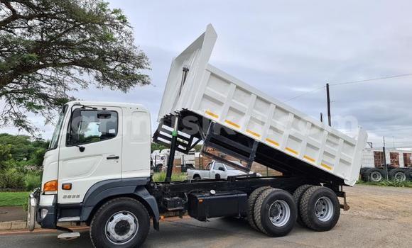 Acheter Occasion Utilitaire Hino 300 Blanc à Beitbridge, Matabeleland South Acheter Occasion Utilitaire Hino 300 Blanc à Beitbridge, Matabeleland South