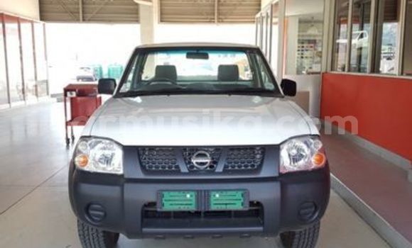 Buy Used Nissan NP 300 White Car in Beitbridge in Matabeleland South