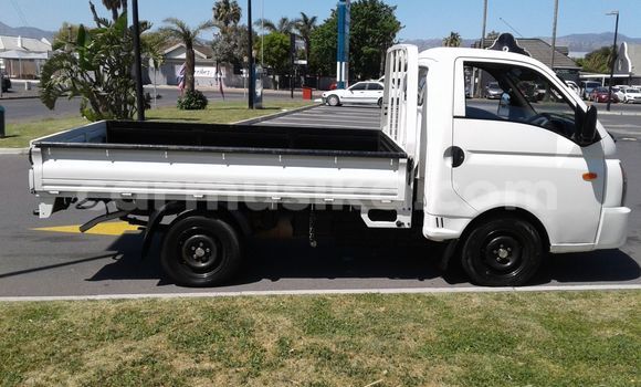 Buy Used Hyundai H200 White Car in Beitbridge in Matabeleland South