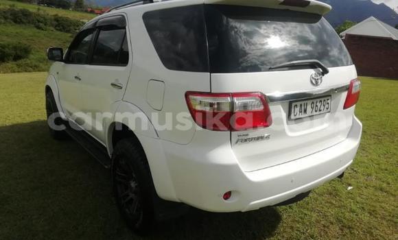 Nunua Ilio tumika Toyota Fortuner Nyeupe Gari ndani ya Willowvale nchini Harare Nunua Ilio tumika Toyota Fortuner Nyeupe Gari ndani ya Willowvale nchini Harare