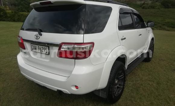 Nunua Ilio tumika Toyota Fortuner Nyeupe Gari ndani ya Willowvale nchini Harare Nunua Ilio tumika Toyota Fortuner Nyeupe Gari ndani ya Willowvale nchini Harare