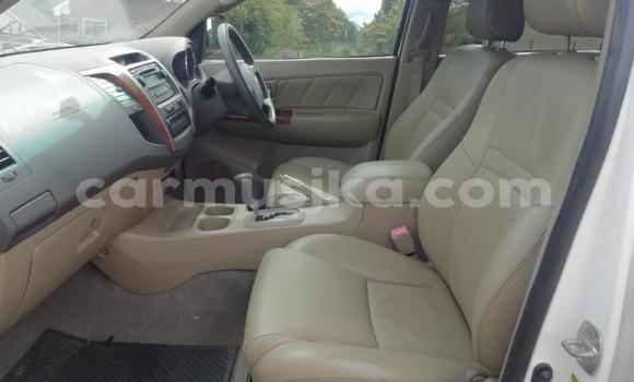 Nunua Ilio tumika Toyota Fortuner Nyeupe Gari ndani ya Willowvale nchini Harare Nunua Ilio tumika Toyota Fortuner Nyeupe Gari ndani ya Willowvale nchini Harare