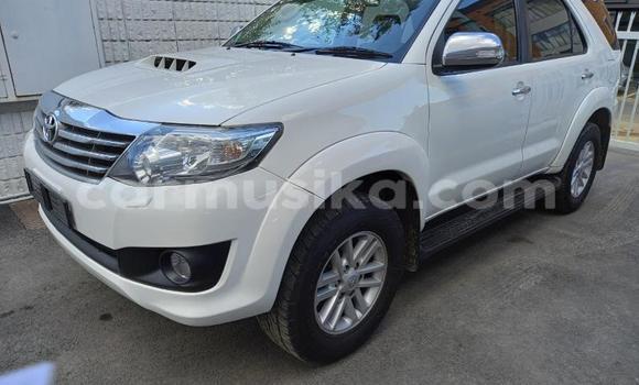 Nunua Ilio tumika Toyota Fortuner Nyeupe Gari ndani ya Willowvale nchini Harare