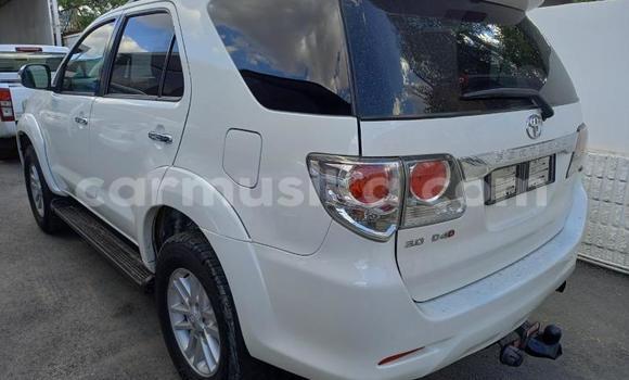 Nunua Ilio tumika Toyota Fortuner Nyeupe Gari ndani ya Willowvale nchini Harare Nunua Ilio tumika Toyota Fortuner Nyeupe Gari ndani ya Willowvale nchini Harare