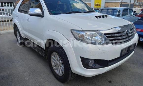 Nunua Ilio tumika Toyota Fortuner Nyeupe Gari ndani ya Willowvale nchini Harare Nunua Ilio tumika Toyota Fortuner Nyeupe Gari ndani ya Willowvale nchini Harare