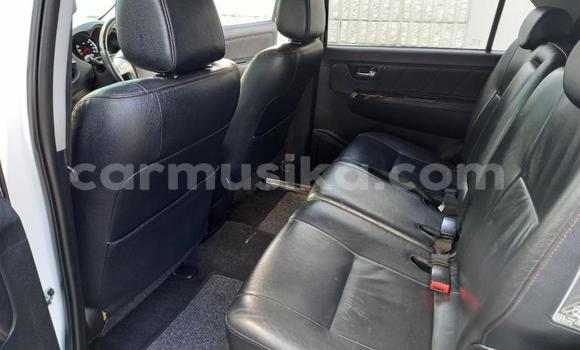 Nunua Ilio tumika Toyota Fortuner Nyeupe Gari ndani ya Willowvale nchini Harare Nunua Ilio tumika Toyota Fortuner Nyeupe Gari ndani ya Willowvale nchini Harare